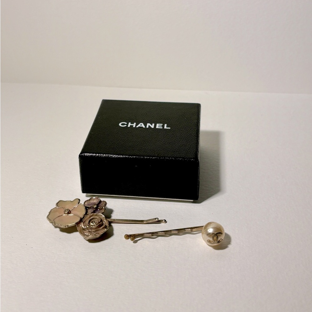 Chanel pair of bobby pins (camelias and pearl) - in original box